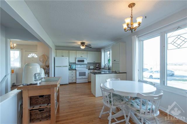 5734 Russell Road, House detached with 3 bedrooms, 2 bathrooms and 10 parking in Ottawa ON | Image 7