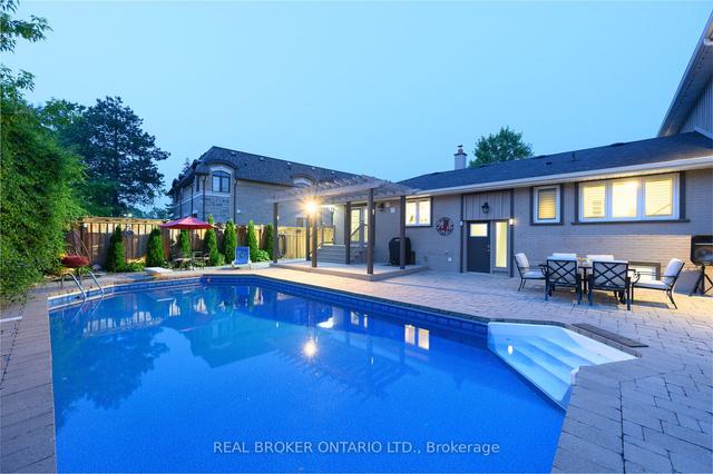 362 Small Cres, House detached with 4 bedrooms, 3 bathrooms and 10 parking in Oakville ON | Image 1