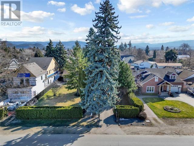 2065 Long Street, House detached with 3 bedrooms, 3 bathrooms and 12 parking in Kelowna BC | Image 33