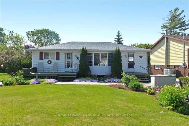 21 Leslie Frost Lane, House detached with 2 bedrooms, 1 bathrooms and 4 parking in Kawartha Lakes ON | Image 1