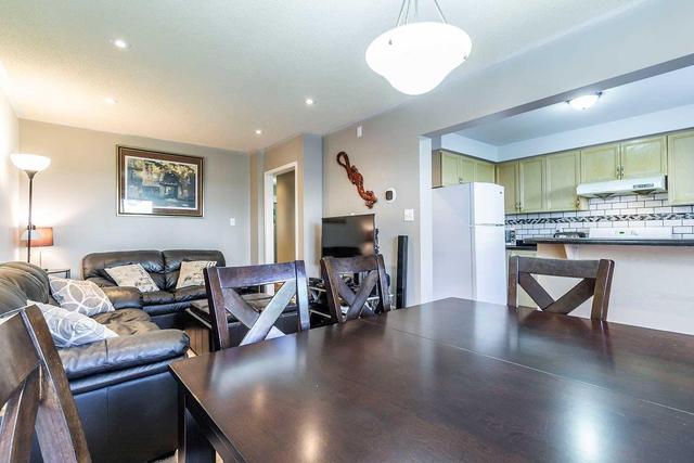 44 Brisbane Crt, Townhouse with 3 bedrooms, 2 bathrooms and 1 parking in Brampton ON | Image 5