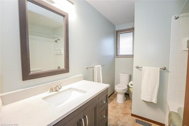 60 Pearce Ave, House detached with 3 bedrooms, 1 bathrooms and 2 parking in St. Catharines ON | Image 3