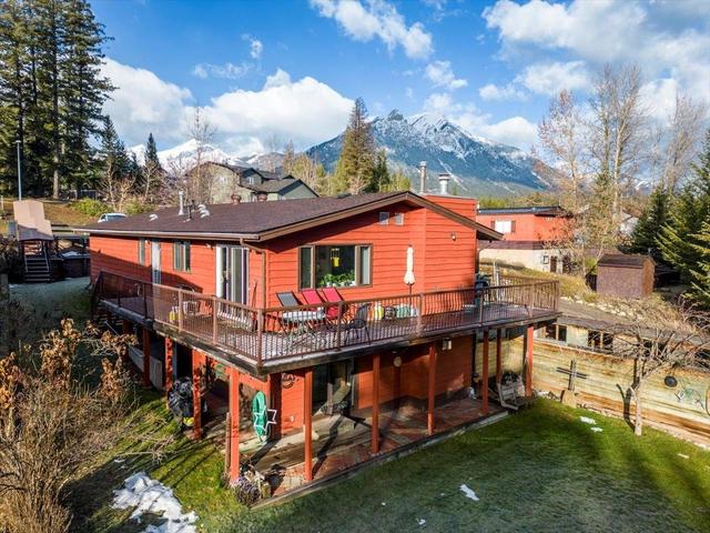 50 Cariboo Drive, House detached with 5 bedrooms, 3 bathrooms and 4 parking in Elkford BC | Image 2