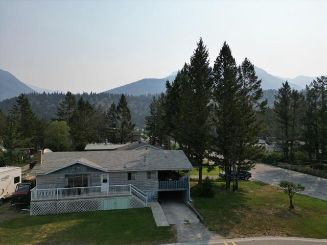 7558 Columbia Avenue, House detached with 4 bedrooms, 2 bathrooms and 2 parking in Radium Hot Springs BC | Image 36