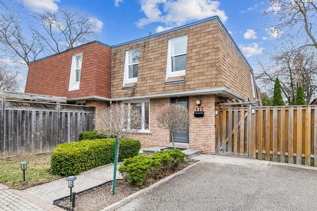 177 Avenue Rd, House attached with 3 bedrooms, 2 bathrooms and 5 parking in Richmond Hill ON | Image 1