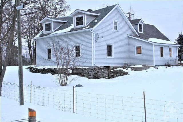 303 Kitley Line 3 Road, House detached with 3 bedrooms, 2 bathrooms and 6 parking in Elizabethtown Kitley ON | Image 2