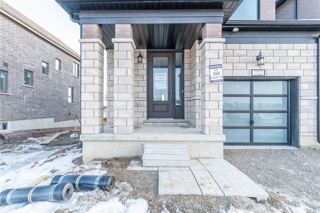 722 Khalsa Dr, House attached with 4 bedrooms, 3 bathrooms and 3 parking in Mississauga ON | Image 33