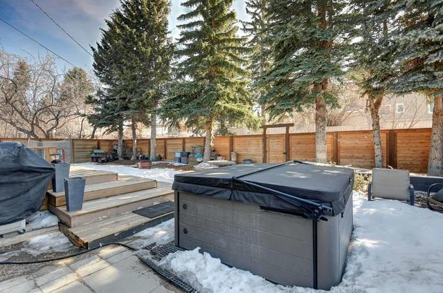 135 Wildwood Drive Sw, House detached with 4 bedrooms, 3 bathrooms and 4 parking in Calgary AB | Image 30