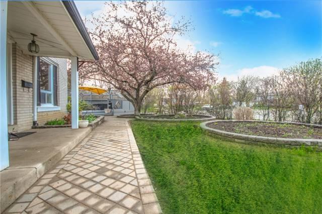 133 Earnscliffe Circ, House semidetached with 3 bedrooms, 2 bathrooms and 6 parking in Brampton ON | Image 2