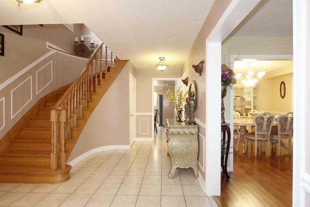 84 Sungold Crt, House detached with 4 bedrooms, 5 bathrooms and 8 parking in Vaughan ON | Image 2
