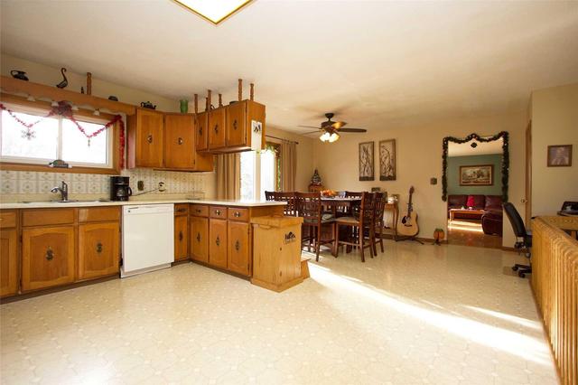 401 Fleetwood Rd, House detached with 2 bedrooms, 2 bathrooms and 10 parking in Kawartha Lakes ON | Image 3