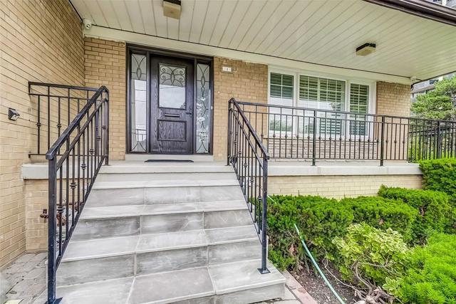 1 Robingrove Rd, House detached with 3 bedrooms, 2 bathrooms and 3 parking in Toronto ON | Image 1