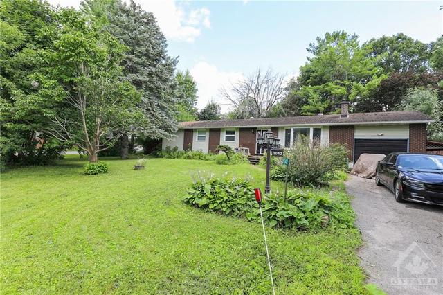 1042 Boucher Crescent, House detached with 3 bedrooms, 1 bathrooms and 5 parking in Ottawa ON | Image 3