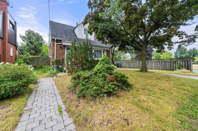 53 Lippincott St W, House detached with 2 bedrooms, 2 bathrooms and 4 parking in Toronto ON | Image 7