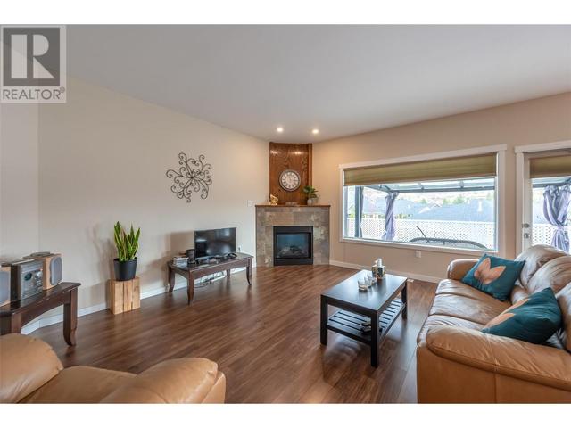 2126 Lawrence Avenue, House detached with 5 bedrooms, 4 bathrooms and 5 parking in Penticton BC | Image 6