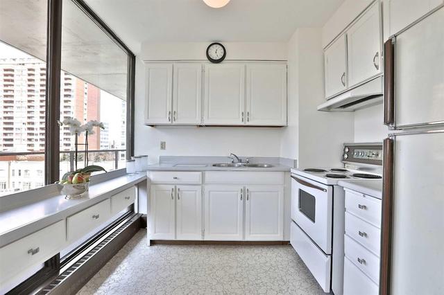 606 - 20 Avoca Ave, Condo with 2 bedrooms, 2 bathrooms and 1 parking in Toronto ON | Image 8