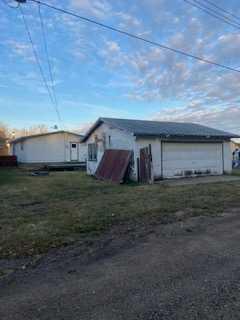 403 4 Street, House detached with 3 bedrooms, 2 bathrooms and 4 parking in McLennan AB | Image 2
