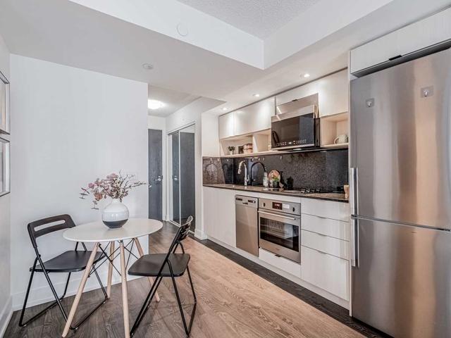 1215 - 9 Mabelle Ave, Condo with 1 bedrooms, 1 bathrooms and 1 parking in Toronto ON | Image 4