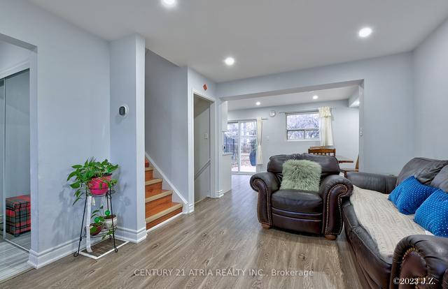 134 Hollyberry Tr, House semidetached with 4 bedrooms, 2 bathrooms and 4 parking in Toronto ON | Image 16