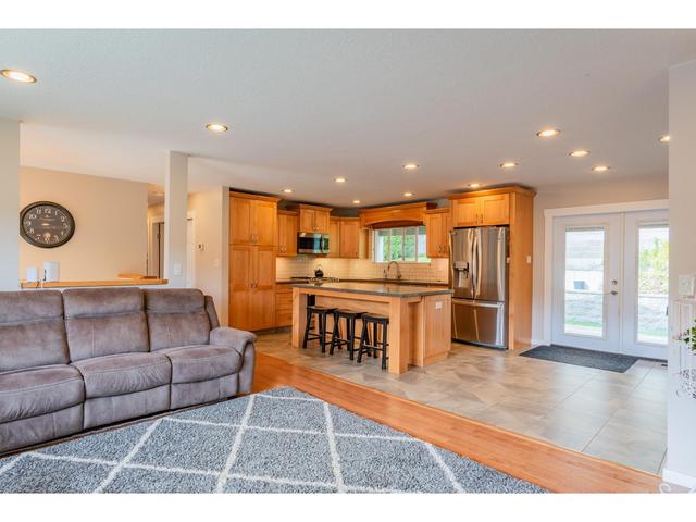 1222 Fox Road, House detached with 3 bedrooms, 2 bathrooms and null parking in Kootenay Boundary A BC | Image 10
