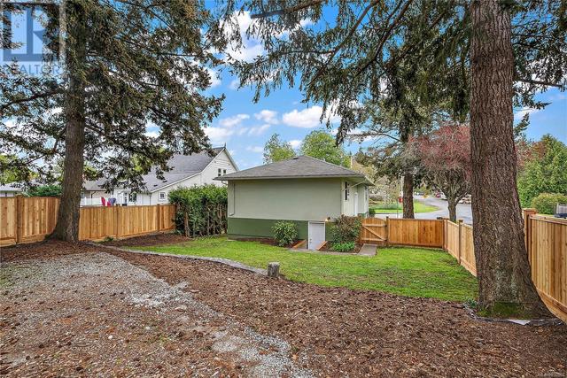 3135 Highview St, House detached with 5 bedrooms, 2 bathrooms and 2 parking in Victoria BC | Image 28