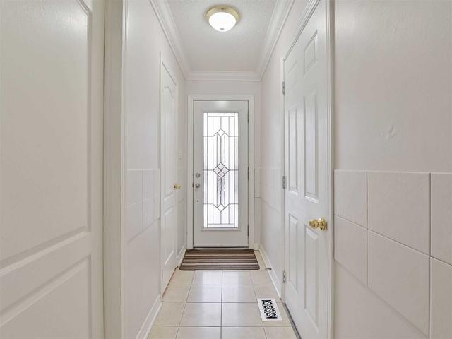 40 Collins Cres, Townhouse with 3 bedrooms, 3 bathrooms and 2 parking in Brampton ON | Image 9