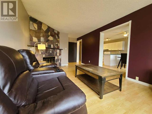 8005a 99 Street, House semidetached with 3 bedrooms, 2 bathrooms and 2 parking in Peace River AB | Image 5