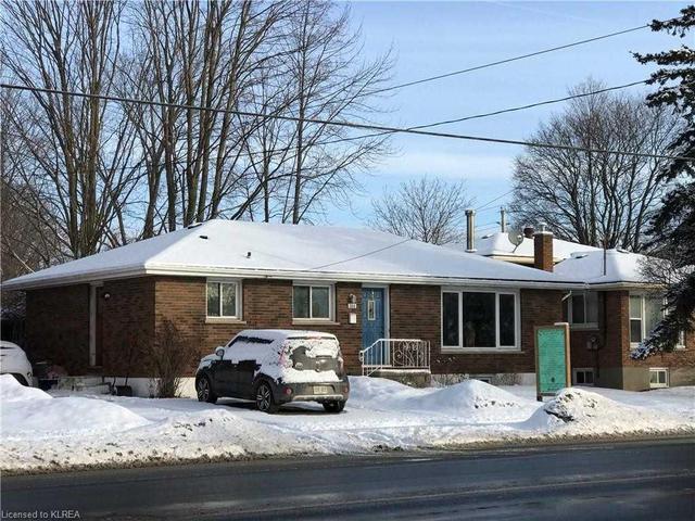 864 Sherbrook St, House detached with 3 bedrooms, 2 bathrooms and 3 parking in Peterborough ON | Image 2