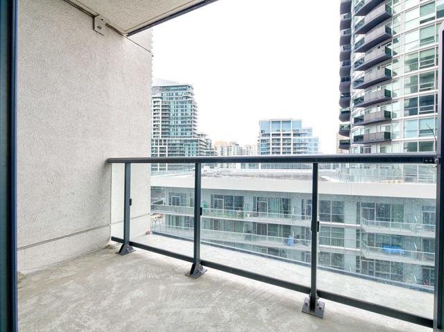 708 - 39 Annie Craig Dr, Condo with 1 bedrooms, 1 bathrooms and 1 parking in Toronto ON | Image 5