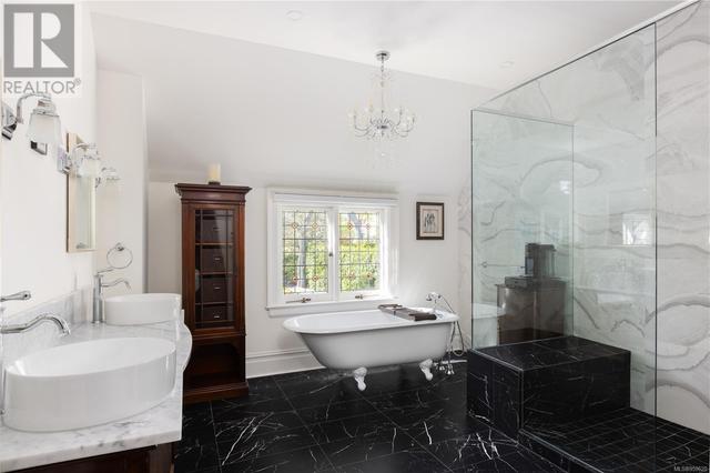 Primary ensuite -soaker tub and walk-in shower | Image 28