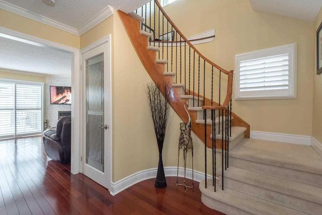 4201 Chadburn Cres, House detached with 4 bedrooms, 3 bathrooms and 2 parking in Mississauga ON | Image 2