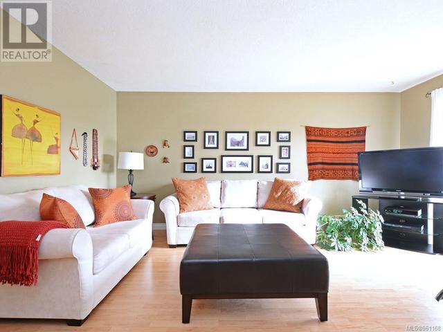 102 - 940 Inverness Rd, Condo with 2 bedrooms, 2 bathrooms and 1 parking in Saanich BC | Image 3