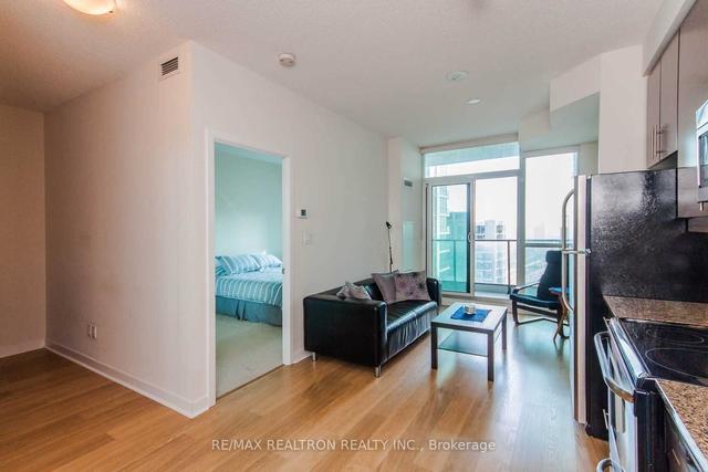 2105 - 33 Bay St, Condo with 1 bedrooms, 1 bathrooms and 0 parking in Toronto ON | Image 2