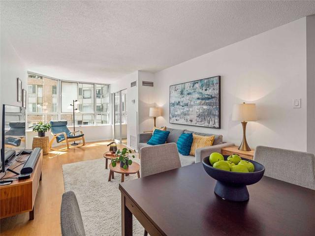 1102 - 717 Bay St, Condo with 2 bedrooms, 2 bathrooms and 1 parking in Toronto ON | Image 24