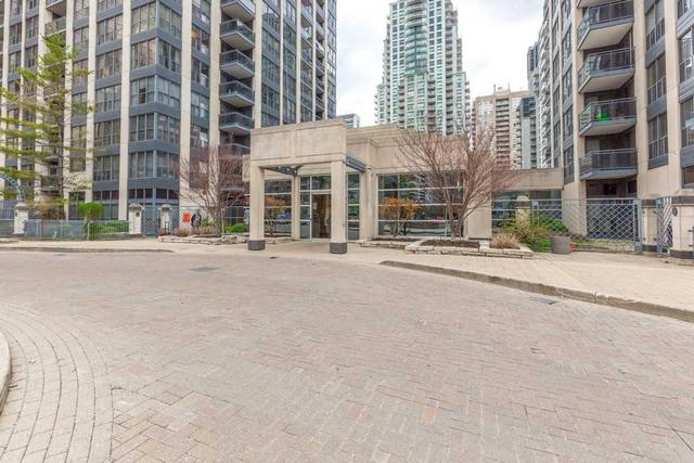 Sph208 - 28 Hollywood Ave, Condo with 1 bedrooms, 1 bathrooms and 1 parking in Toronto ON | Image 2