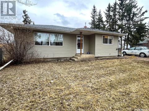 305 1st Street E, House detached with 3 bedrooms, 2 bathrooms and null parking in Meadow Lake SK | Card Image