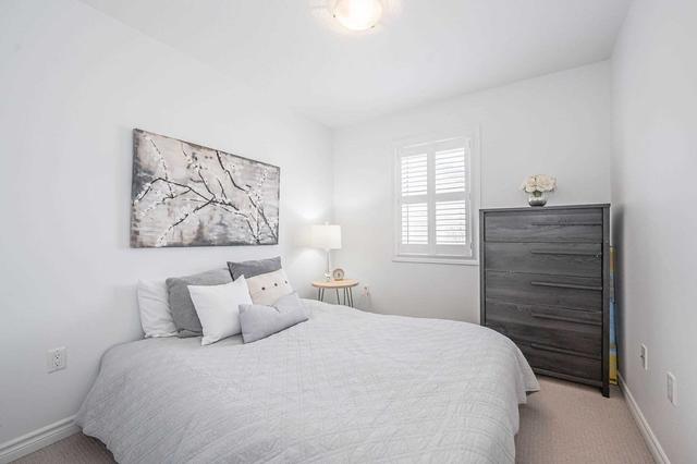 34 Arlington Cres, Townhouse with 3 bedrooms, 3 bathrooms and 2 parking in Guelph ON | Image 3