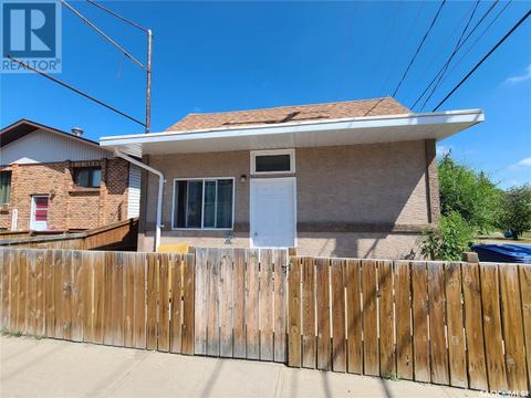 910 Lillooet Street W, House detached with 1 bedrooms, 1 bathrooms and null parking in Moose Jaw SK | Card Image