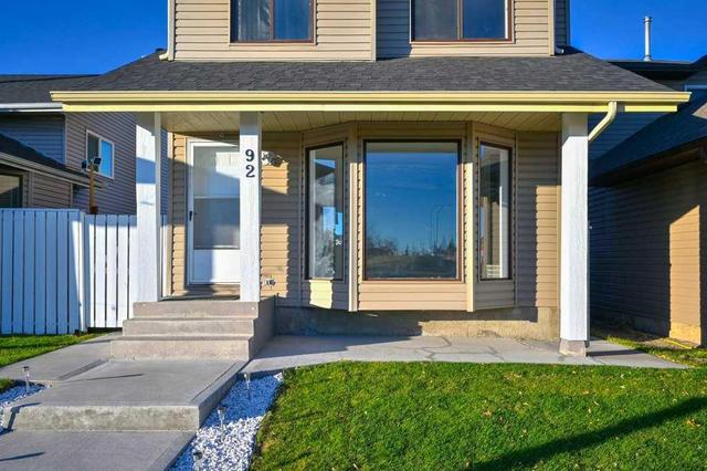 92 Martingrove Way, Home with 4 bedrooms, 3 bathrooms and 3 parking in Calgary AB | Image 4