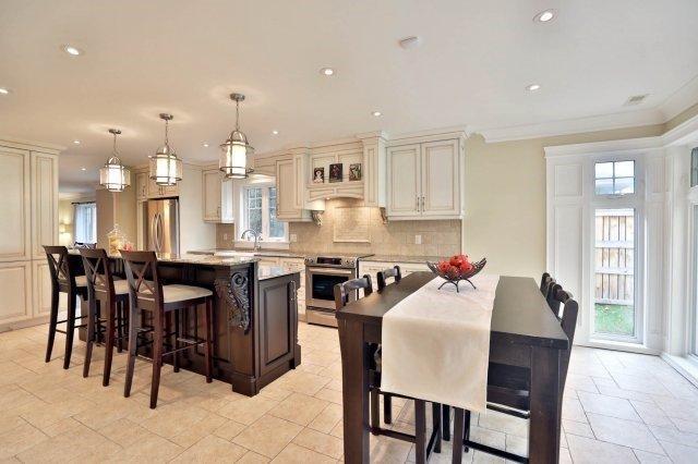 1381 Hollyrood Ave, House detached with 5 bedrooms, 3 bathrooms and 8 parking in Mississauga ON | Image 5