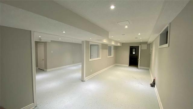 6 Mackay St, House detached with 4 bedrooms, 4 bathrooms and 6 parking in Brampton ON | Image 2