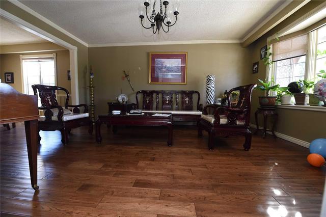 1187 Trillium Crt, House detached with 4 bedrooms, 2 bathrooms and 6 parking in Oshawa ON | Image 4