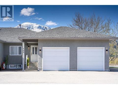 408 Fifth Street W, House attached with 3 bedrooms, 2 bathrooms and 2 parking in Revelstoke BC | Card Image