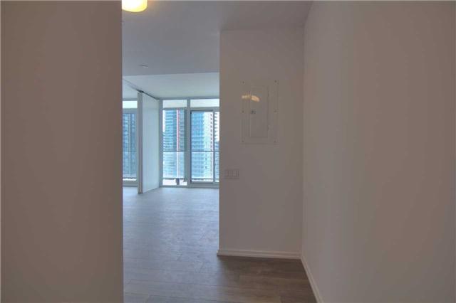 2912 - 125 Peter St, Condo with 1 bedrooms, 1 bathrooms and 1 parking in Toronto ON | Image 2