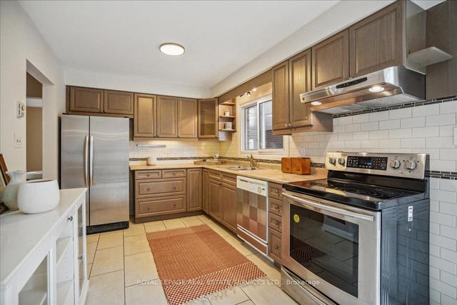 23 Morgandale Cres, House detached with 5 bedrooms, 3 bathrooms and 4 parking in Toronto ON | Image 2
