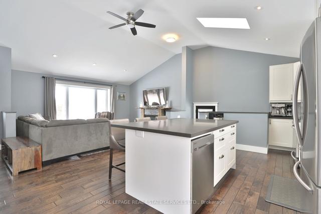 576 Parkside Dr, House detached with 2 bedrooms, 2 bathrooms and 8 parking in Hamilton ON | Image 3