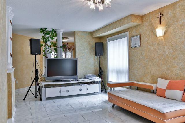 85 Falvo St, House detached with 4 bedrooms, 3 bathrooms and 5 parking in Vaughan ON | Image 3