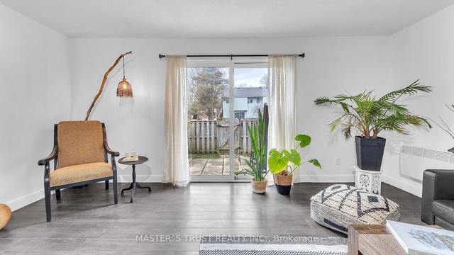 208 Monmore Rd, Townhouse with 3 bedrooms, 2 bathrooms and 1 parking in London ON | Image 7
