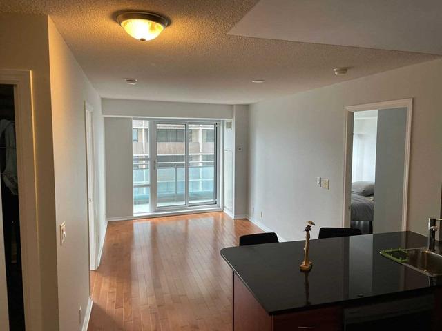 1011 - 736 Spadina Ave, Condo with 2 bedrooms, 2 bathrooms and 1 parking in Toronto ON | Image 8