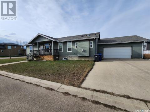 770 Johnston Drive Ne, House detached with 5 bedrooms, 3 bathrooms and null parking in Weyburn SK | Card Image